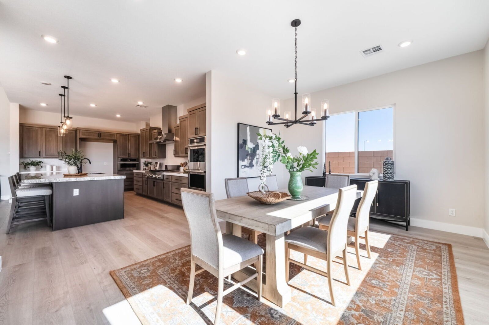 9261 Fountain Creek Ct: kitchen island and dining area