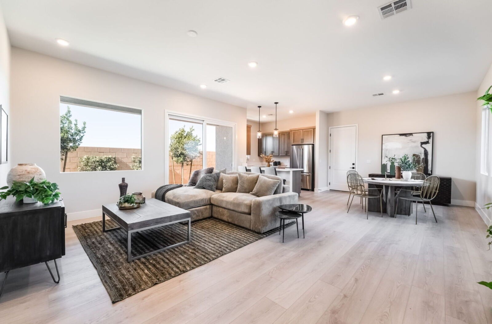 9261 Fountain Creek Ct: open living area